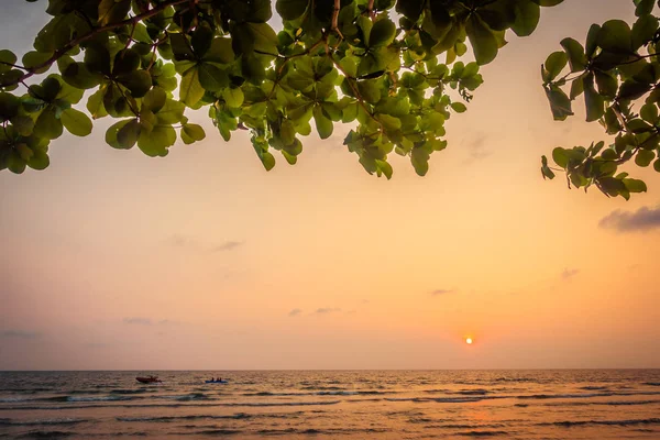 Sonnenuntergang am Strand und Meer — Stockfoto