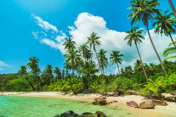 Beautiful paradise island with sea and beach landscape — Stock Photo, Image