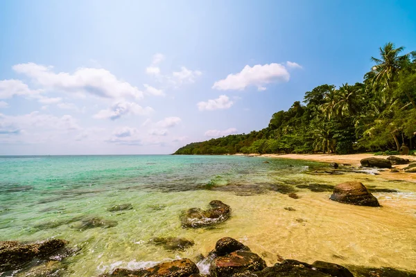 Beautiful paradise island with sea and beach landscape — Stock Photo, Image