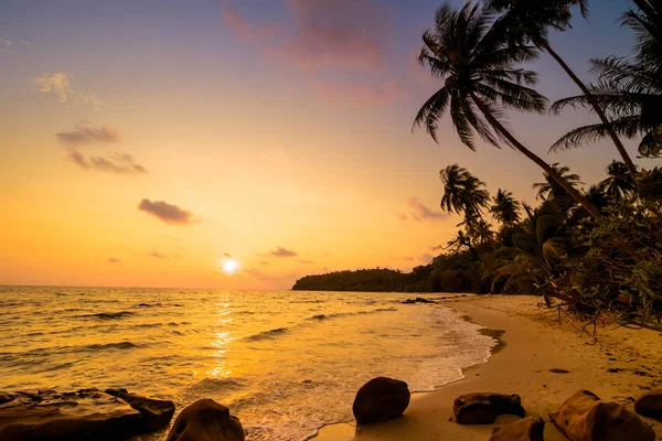A strand és a tenger gyönyörű Paradicsom-sziget — Stock Fotó