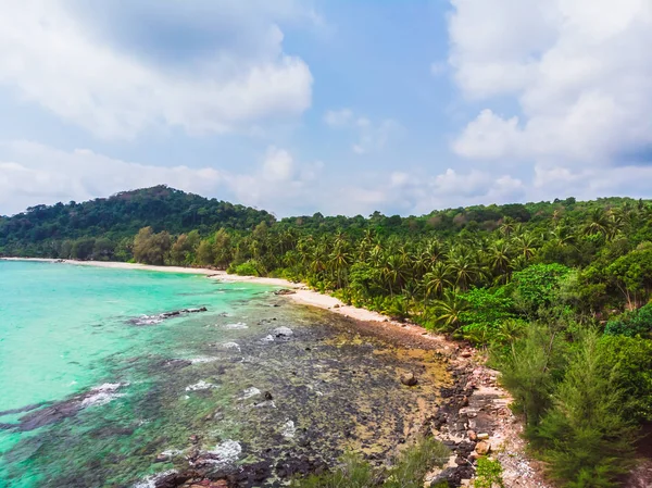 美しいビーチとココナッツのヤシの木と海の空撮 — ストック写真
