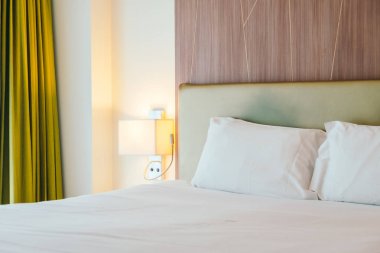 beyaz yastık yatağın üstünde