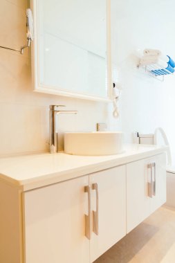 Musluk ve lavabo banyo dekorasyon