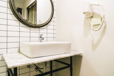 Musluk ve lavabo banyo dekorasyon