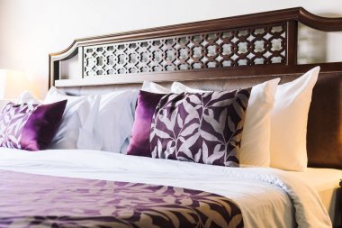 Yatakta rahat yastık