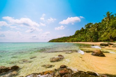 Deniz ve plaj manzara ile güzel cennet ada