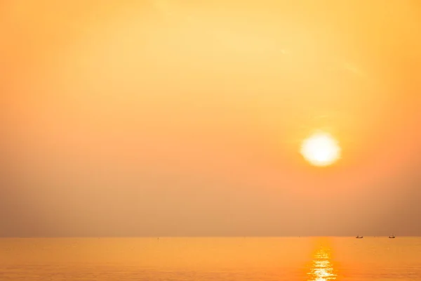 Vacker soluppgång på stranden och havet — Stockfoto