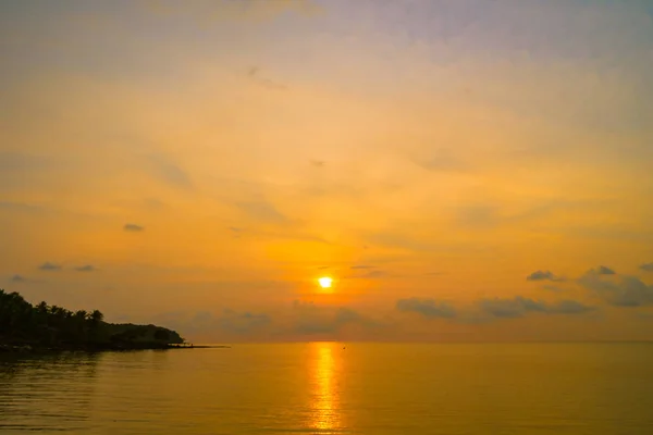 Hermosa isla paradisíaca con playa y mar alrededor de palma de coco — Foto de Stock