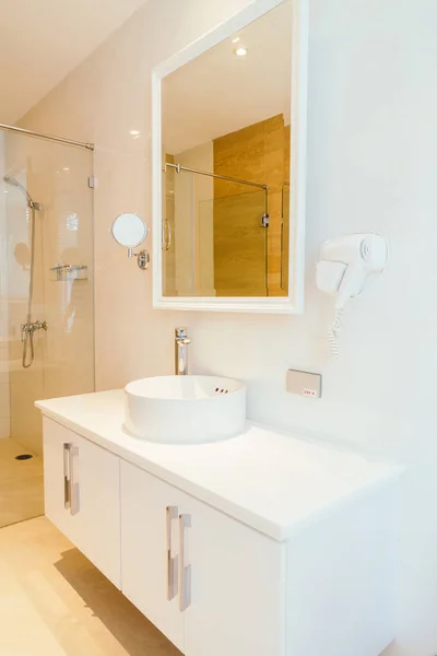 Kraan en wastafel in badkamer decoratie — Stockfoto