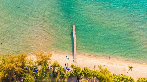 Deniz ve plaj ile havadan görünümü — Stok fotoğraf