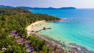 Deniz ve plaj ile havadan görünümü