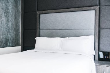 beyaz yastık yatağın üstünde