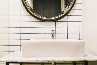 Musluk ve lavabo banyo dekorasyon