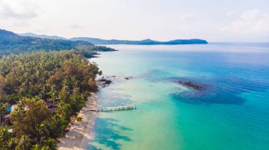 Deniz ve plaj ile havadan görünümü