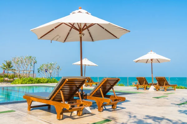 Belle parasol et chaise autour de la piscine à l'hôtel et r — Photo