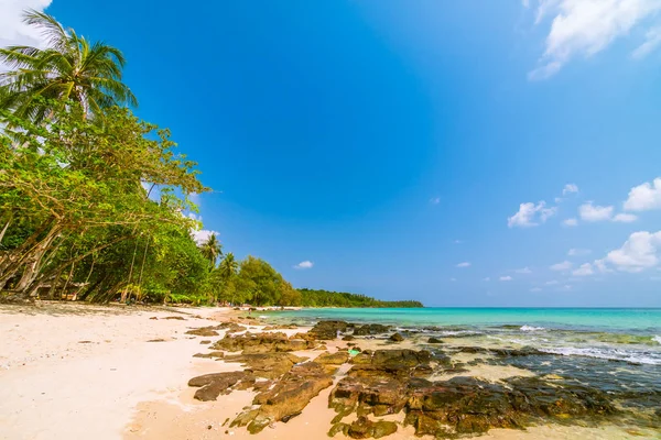 Beautiful paradise tropical beach and sea — Stock Photo, Image