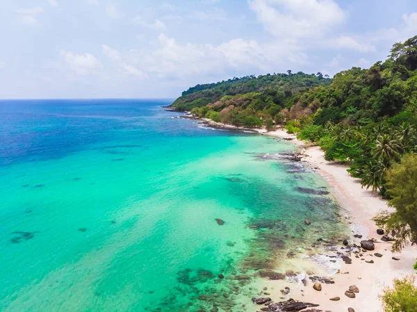 美しいビーチとココナッツのヤシの木と海の空撮 — ストック写真