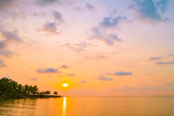 Wunderschöne paradiesische Insel mit Strand und Meer rund um Kokospalmen — Stockfoto