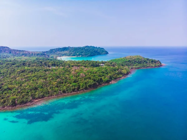 Vista aérea de hermosa playa y mar con palmera de coco —  Fotos de Stock