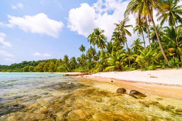 Beautiful paradise island with sea and beach landscape — Stock Photo, Image