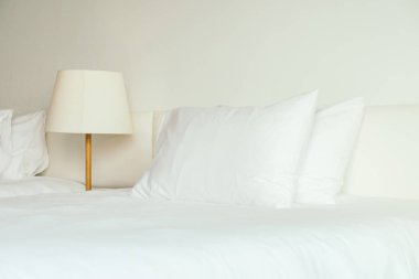 beyaz yastık yatağın üstünde