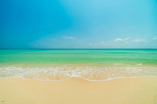 Hermosa playa tropical paraíso y el mar — Foto de Stock