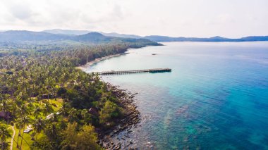 Deniz ve plaj ile havadan görünümü