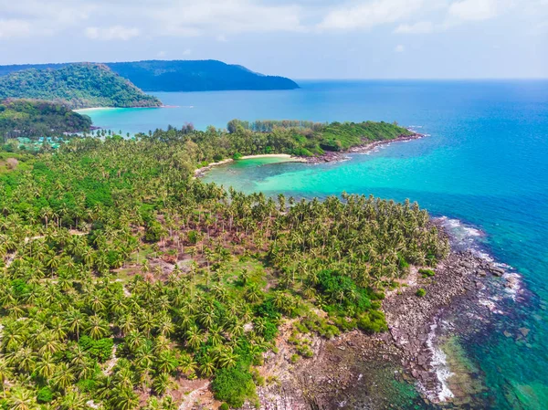 Vista aérea de hermosa playa y mar con palmera de coco —  Fotos de Stock