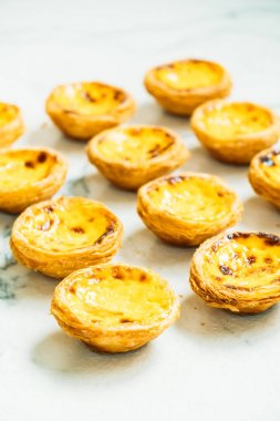 Şekerli tatlı tart yumurta ile