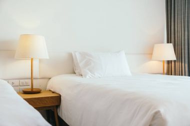 beyaz yastık yatağın üstünde