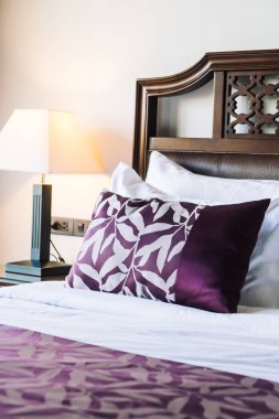 Yatakta rahat yastık