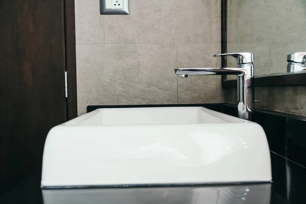 Rubinetto e lavabo decorazione in bagno — Foto Stock