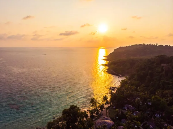 Vista aérea de la hermosa playa y el mar con palmera de coco en — Foto de Stock