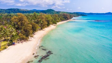 Deniz ve plaj ile havadan görünümü