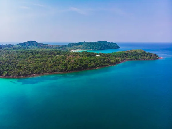 Vista aérea de hermosa playa y mar con palmera de coco —  Fotos de Stock