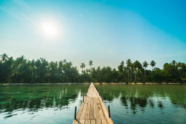 Ahşap köprü ya da plaj ve deniz iskelede