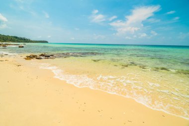 Güzel Cennet Adası boş plaj ve deniz