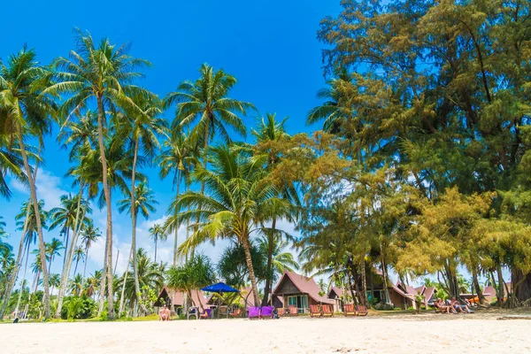 Bella spiaggia tropicale e mare — Foto Stock