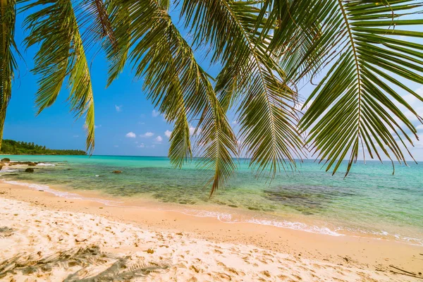 Hermosa isla paradisíaca con mar y playa paisaje — Foto de Stock