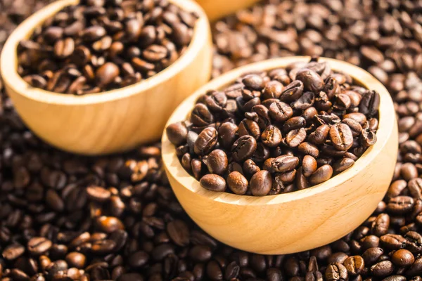 木碗棕色咖啡豆 — 图库照片