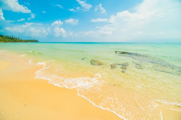 Hermosa isla paradisíaca con playa vacía y mar — Foto de Stock