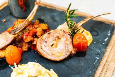 Izgara kuzu pirzolası biftek sosu ile