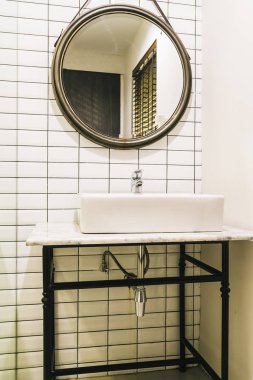 Musluk ve lavabo banyo dekorasyon