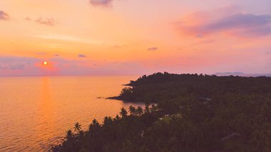 Deniz ve plaj adanın ile havadan görünümü