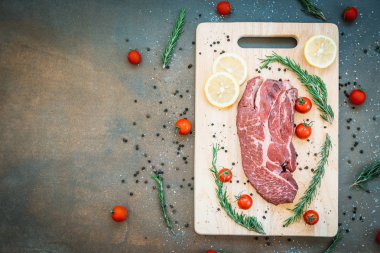 Kesme tahtasında çiğ et