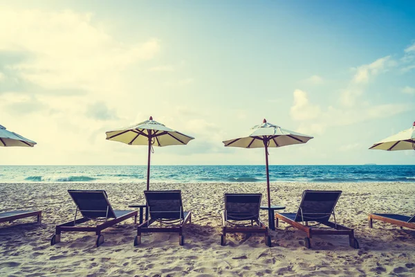 Sombrilla y silla en la playa y el mar —  Fotos de Stock