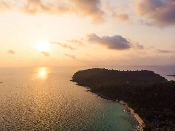 Vista aérea de la hermosa playa y el mar con palmera de coco en — Foto de Stock