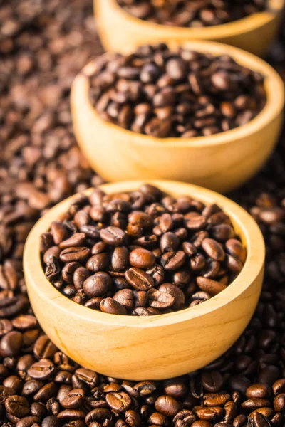 木製のボウルにブラウンのコーヒー豆 — ストック写真