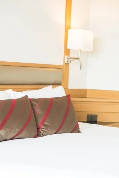 Удобная подушка на кровати — стоковое фото