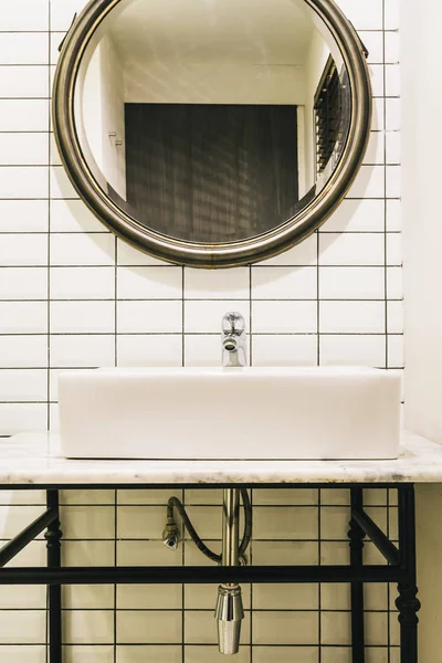 Kraan en wastafel in badkamer decoratie — Stockfoto